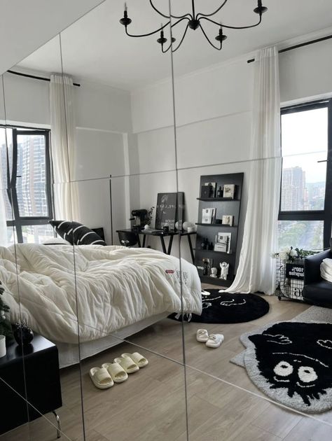 Big Room Ideas Bedrooms Minimalistic, Chrome Room Decor, Black And White Minimalist Bedroom, Bilik Lelaki, Monochromatic Bedroom, White Room Decor, Deco Studio, Dekorasi Kamar Tidur, Room Redesign