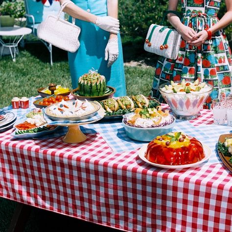 4th of July Backyard Cookout Bbq Table, Shish Kebab, Picnic Tablecloth, Grilling Sides, Vintage Picnic, Backyard Cookout, Barbecue Party, Giada De Laurentiis, Minced Meat