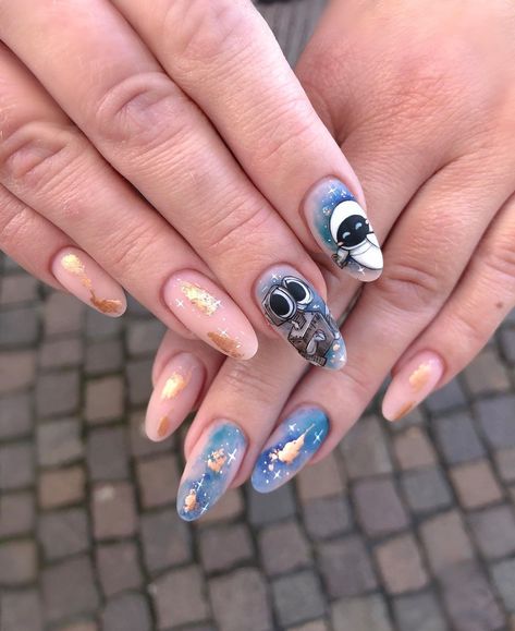 Walle And Eve Nails, Wall E Nail Art, Wall E Nails, Printable Nail Art Practice Sheet, Walle Y Eva, Printable Nail Art, Cartoon Nail Designs, Harry Potter Nails, Disney Acrylic Nails