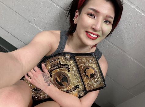 hikaru shida Boxing Belts, Hikaru Shida, Wrestling Belts, All Elite Wrestling, Championship Belt, Pro Wrestler, We Did It, Women's Wrestling, Female Wrestlers