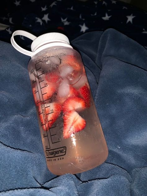 Water Strawberry Lemon Juice Ice, Fresh Drinks Aesthetic, Water With Fruit In It Aesthetic, Fruit Infused Water Aesthetic, Ice Water Recipes, Flavored Water Aesthetic, Drinking Water Asethic, Aesthetic Drinking Water, How To Make Strawberry Water