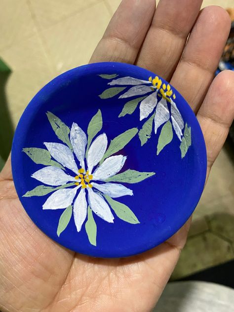 Diya Paining Ideas, Small Diya Painting, Small Diya Decoration, Diya Paintings For Diwali Aesthetic, Diya Decoration Ideas Painting, Big Diya Painting, Aesthetic Diya Paintings, Dia Painting Diwali, Hand Painted Diyas