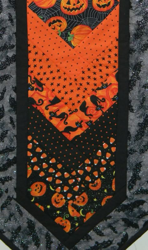 Halloween Table Runner Pattern, Quilting Table, Quilt Runners, Halloween Sewing Projects, Halloween Quilt Patterns, Halloween Table Runner, Halloween Quilt, Colorful Halloween, Flying Bats