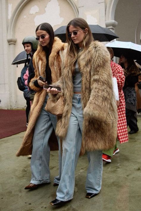 Long Fur Coat Outfit, Fur Coat Winter Outfit, Outfit Inspirations Winter, Fur Russian Hat, Fur Coat Street Style, Coat Winter Outfit, Outfits For The Cold, Fur Outfit, 10 Ways To Wear