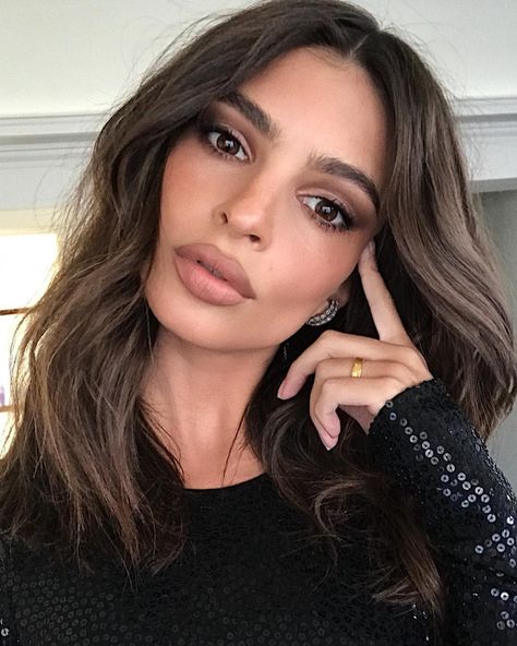 Giving @emrata a 90s look tonight for the premiere of her new movie #iFeelPretty . Styled by @emmajademorrison 💇 @cwoodhair 💄 @hungvanngo… 90s Eye Makeup, Em Ratajkowski, Emily Ratajkowski Makeup, 90s Makeup Look, Makeup Favs, 90s Makeup, Prom Inspo, Camila Morrone, Makeup Shades