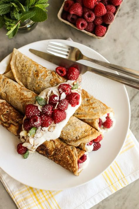 Crepes Presentation Ideas, Gourmet Crepes, Crepes Photography, Crepe Photography, Raspberry Crepes, Raspberry Crepe, Ricotta Crepes, Easy Crepe Recipe, Crepe Recipe