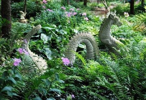 Garden Art For Kids, Whimsical Garden Ideas, Steampunk Garden, Magical Backyard, Fairytale Garden, Dragon Garden, Black Thumb, Gothic Garden, Witch Garden