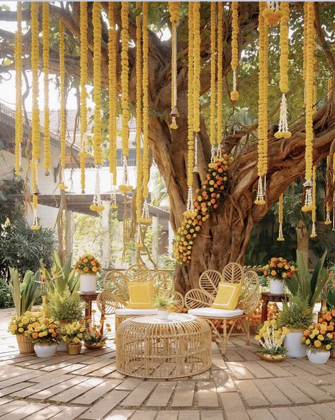 Rustic Haldi Decor, Lemon Haldi Decor, Minimalist Mandap Decor, Mehendi At Home Decor, Traditional Haldi Decor, Modern Haldi Decor, Oonjal Decor Wedding, Haldi Event Decoration, Haldi Stage Decoration Backdrops