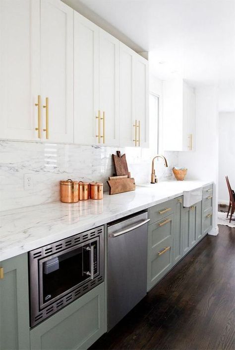 Two Toned Kitchen Cabinets, Two Tone Kitchen Cabinets, Kitchen Cabinet Trends, Makeover Kitchen, Gray And White Kitchen, Interior Vintage, Classic Kitchen, Grey Kitchen Cabinets, Dark Cabinets