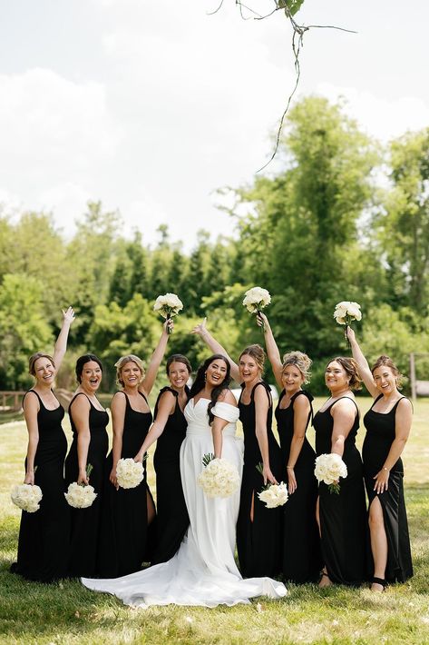 Bridesmaid Pictures Ideas, Bride And Bridesmaids Poses, Bride And Bridesmaids Photoshoot, Wedding Bridesmaid Poses, Bridesmaids Photoshoot Ideas, Unique Bridesmaids Photos, Brides And Bridesmaids Pictures, Wedding Poses For Bridesmaids, Bridesmaids Poses Photo Ideas