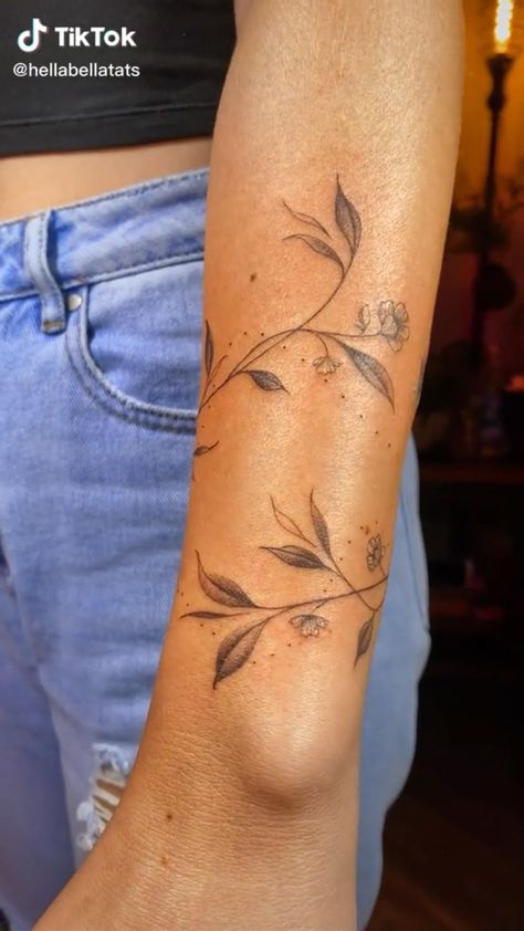 Wrap Around Wrist Tattoos Non Floral, Vine Arm Wrap Tattoo, Vine Tattoo Wrist, Vine Around Arm Tattoo, Underarm Tattoo Women, Vine Forearm Tattoo, Wrap Around Arm Tattoo For Women, Simple Arm Tattoos For Women, Forearm Wrap Around Tattoo