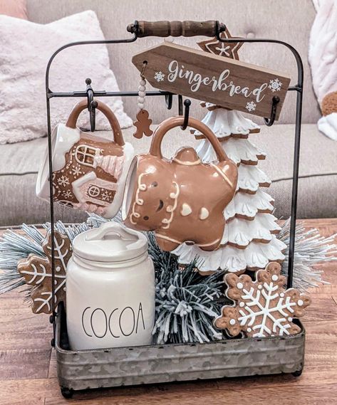 Gingerbread House Ideas, Christmas Coffee Table Decor, Lights For Christmas, Tray Decor Christmas, Gingerbread Crafts, Gingerbread Christmas Decor, Christmas Tray, Christmas Dining Table, Cozy Christmas Decor