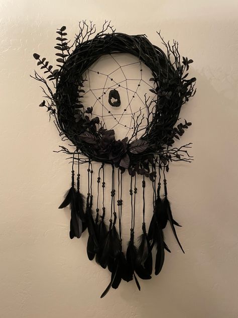 Diy Gothic Wreath, Witchy Wall Hanging, Goth Dream Catcher, Gothic Dream Catchers, Witchy Dreamcatcher, Dark Dream Catcher, Gothic Dreamcatcher, Arte Hippy, Dreamcatcher Ideas