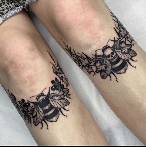 Knee Tattoos, Old School Tattoos, Side Thigh Tattoos, Bumble Bee Tattoo, Tattoo Spots, Black Girls With Tattoos, Traditional Tattoo Art, Knee Tattoo, Bee Tattoo