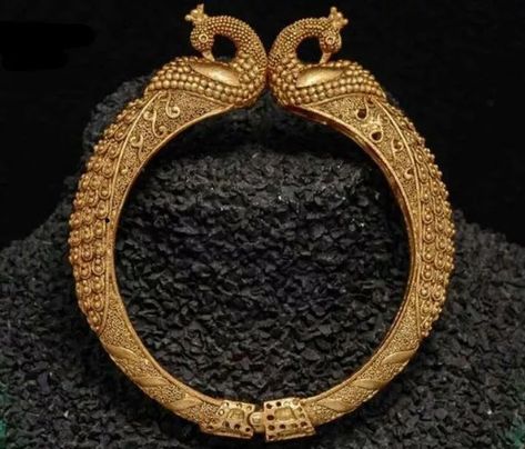 20 Bridal Gold Kangan Designs perfect for Your Wedding | DESIblitz Gold Kangan Design Latest, Gold Kangan Design, Kangan Design, Gold Kangan, Gold Bangles Indian, Gold Jewelry Outfits, Gold Bangles For Women, Gold Bangle Set, Antique Gold Jewelry Indian