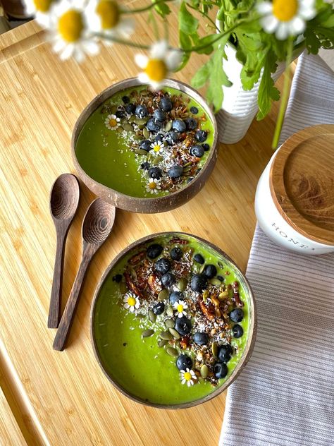 Green smoothie bowl Morning Desserts, Smoothie Bowl Green, Mindful Meals, Moringa Smoothie, Green Smoothie Bowl Recipe, Republic Dominican, Moringa Recipes, Oatmeal Bowl, Alkaline Vegan