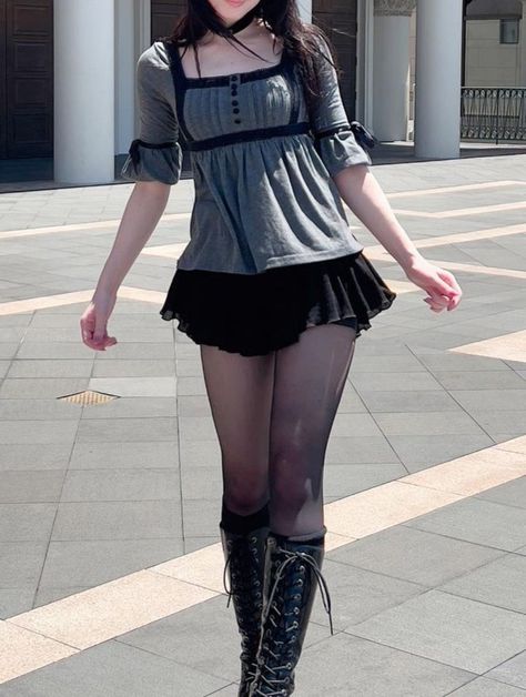 Dark Japanese Fashion, Modest Emo Outfits, Blackout Outfit, Cute Japanese Outfits, Femcel Outfits, Horror Protagonist Outfit, Subtle Goth Outfit, Soft Alternative Outfits, Grunge Mini Skirt For Cosplay