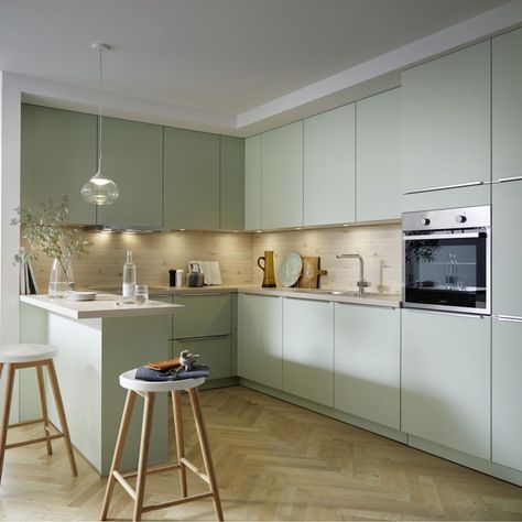 German Kitchens - Kitchen Designs - Markus Schmid Kitchens Scandinavian Interior Kitchen, Light Green Kitchen, Glossy Kitchen, Kitchen Design Showrooms, German Kitchens, Brooklyn Kitchen, Green Kitchen Designs, Kitchen Cabinetry Design, Kitchen Layout Plans