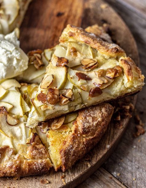 Autumn Galette Recipe, Almond Galette, Sweet Galette, Apple Galette With Puff Pastry, Mini Apple Galette, Crostata Recipe, Rhubarb Coffee Cakes, Almond Pastry, Almond Crunch