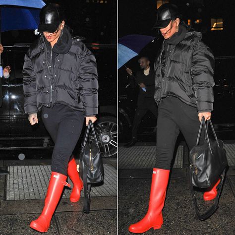 Rihanna takes on the rain in the Original Tour boots in red. Hunter Boots Outfit Black Women, Rain Boots Outfit Black Women, Rainy Fits, Red Rainboots Outfit, Red Hunter Boots Outfit, Red Rain Boots Outfit, Casual Red Waterproof Rain Boots, Rain Outfits, Rain Boots Outfit