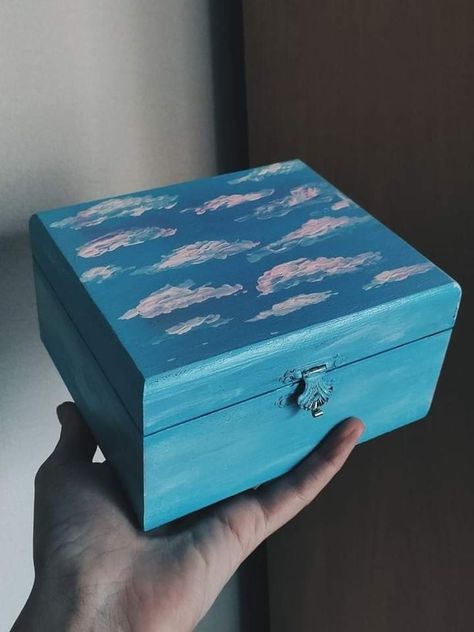 Painting On A Box Ideas, Painted Box For Boyfriend, Wooden Chest Paint Ideas, Diy Wooden Jewelry Box Ideas, Wooden Box Painting Ideas Boyfriend, Things To Paint On Boxes, Cute Box Painting Ideas Aesthetic, Painted Wood Box Ideas, Painting Boxes Ideas