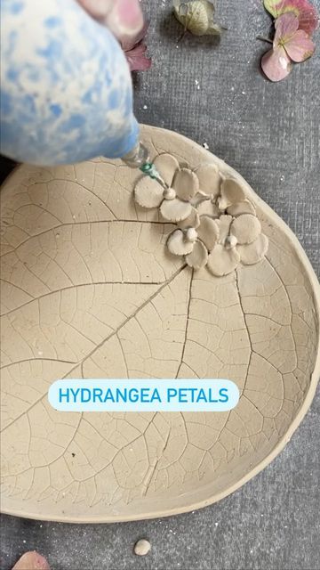 Hydrangea Pottery, Hydrangea Ceramic, Ceramic Hydrangea, Clay Crafts Air Dry, Leaf Plates, Pottery Classes, The Leaf, Pottery Ideas, Trinket Tray