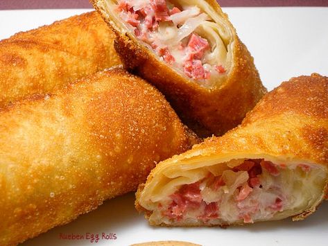 Reuben Rolls, Reuben Egg Rolls, Telur Gulung, Egg Roll Wrappers, Egg Roll Recipes, Corn Beef And Cabbage, Easy Eggs, Apple Pies Filling, Egg Rolls