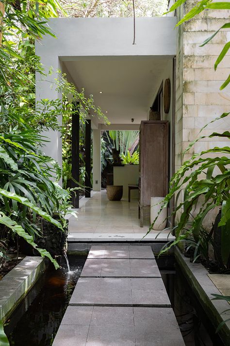 Tropical House Entrance, Bali Villa Floorplan, Balinese Backyard, Balinese House Design, Balinese Entrance, Modern Balinese House, Floating Walkway, Jungle Villa, Villa Concept