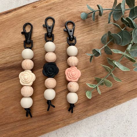 Silicone Bead Car Hangers, Boutique Gift Ideas, Silicone Key Chains, Silicon Bead Crafts, Silicone Bead Keychain Ideas, Silicone Bead Ideas, Keychain Diy Easy, Beaded Keychains Patterns, Modern Purse