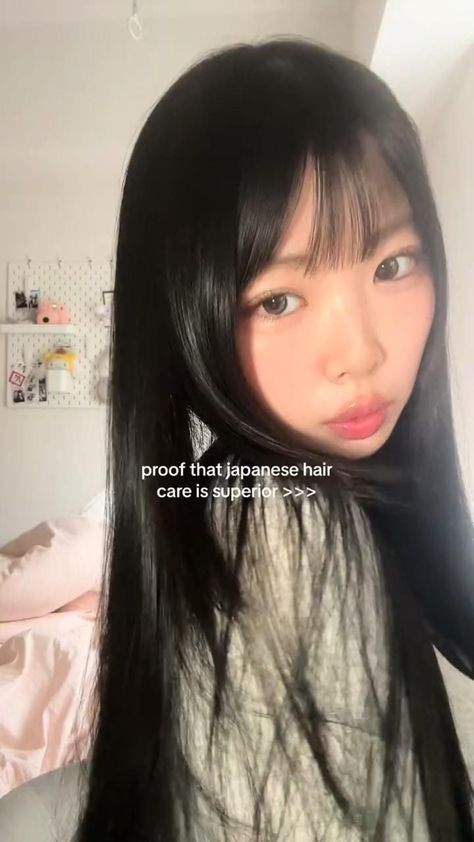 Japanese hair care ⋆ ˚｡⋆୨୧˚- #୨୧ #Care #Hair #Japanese Check more at https://howcandothis.com/hairstyleideas/japanese-hair-care-%e2%8b%86-%cb%9a%ef%bd%a1%e2%8b%86%e0%ad%a8%e0%ad%a7%cb%9a/ Wolf Cut Curtain Bangs, Styling Curtain Bangs, Cut Bangs Tutorial, Cut Curtain Bangs, Cut Wolf, Routine Hair Care, Japanese Hair Care, The Wet Look, Hair Wash Day