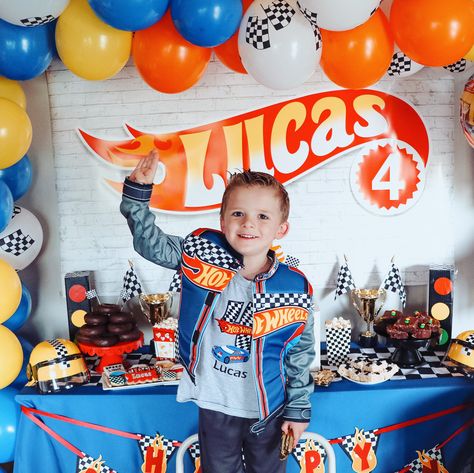 How Wheels Birthday Party, Hot Wheels Balloon Garland, Hotwheels Party Ideas, Hot Wheels Monster Truck Party, Hot Wheels Birthday Party Ideas Decoration, Hot Wheel Activities, Hot Wheels Birthday Party Ideas, Hot Wheels Party Decorations, Hot Wheels Birthday Party