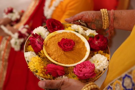 Haldi ceremony#wedding #thali decoration #beautiful Pithi Thali Decoration Ideas, Haldi Tray Decoration Ideas At Home, Pithi Decoration Thali, Haldi Bowl Decoration Ideas, Haldi Tray Decoration Ideas, Haldi Ceremony Decorations At Home, Haldi Thali, Haldi Tray, Haldi Plate