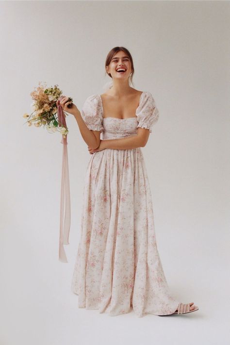 White Floral Bridesmaid Dresses, Bellas Wedding, Vintage Wedding Ideas, Bridgerton Inspired, Floral Bridesmaid Dresses, Unconventional Wedding, Floral Bridesmaid, Regency Era, Corset Bodice