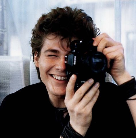 Morten Harket taking a photograph with his camera in 1986. Morten Harket 80s, Morton Harket, Norwegian People, Aha Band, 80s Outfits, 80s Men, Morten Harket, Matt Dillon, Pop Rock Bands