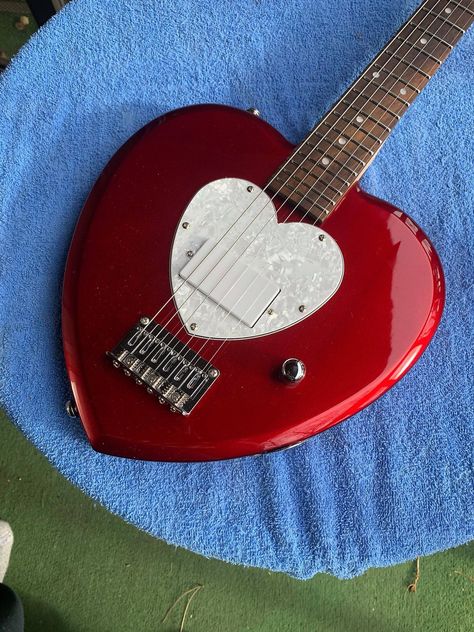 Heart Shaped Guitar, Heart Shaped Electric Guitar, Star Shaped Electric Guitar, Eletric Gutair Red, Red Black Electric Guitar, Guitar Drawing, Electric Guitar Design, Guitar Obsession, Cool Electric Guitars