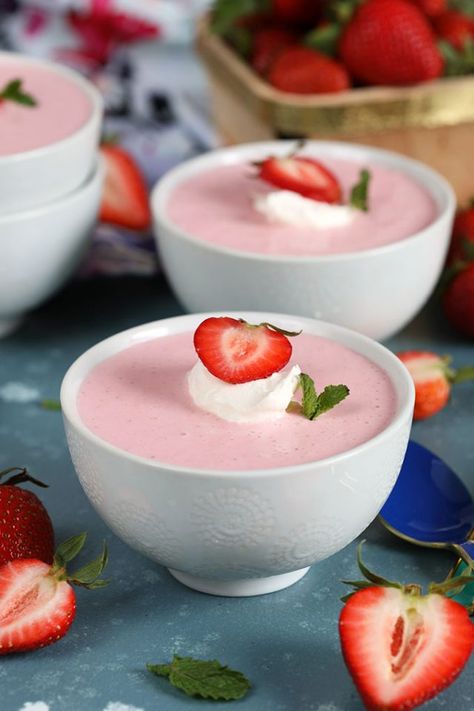 Strawberry Soup Recipe, Spicy Soups, Chilled Soup Recipes, Cold Soup Recipes, Strawberry Soup, Easy Spring Recipes, Fruit Soup, Chilled Soup, Soup Appetizers