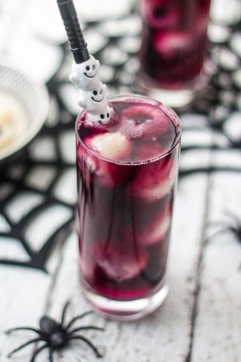 22 HALLOWEEN COCKTAIL RECIPES | EYEBALL PUNCH. Punch Halloween, Black Currant Juice, Eyeball Halloween, Halloween Punch Recipes, Recetas Halloween, Halloween Drinks Alcohol, Halloween Punch, Alcoholic Punch, Hallowen Ideas