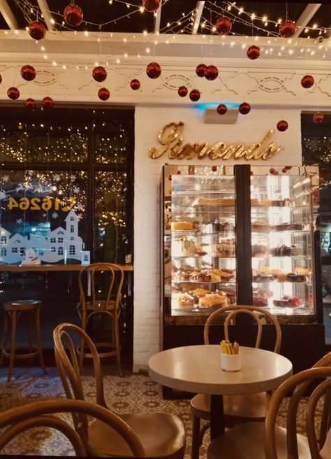 Christmas Coffee Shop Aesthetic, Christmas Bakery Aesthetic, Christmas Bakery Decorations, Winter Cafe Aesthetic, Christmas Cafe Decor, Christmas Cafe Aesthetic, Coffee Shop Christmas Decorations Ideas, Cafe Christmas Decorations, Coffee Shop Christmas Decor