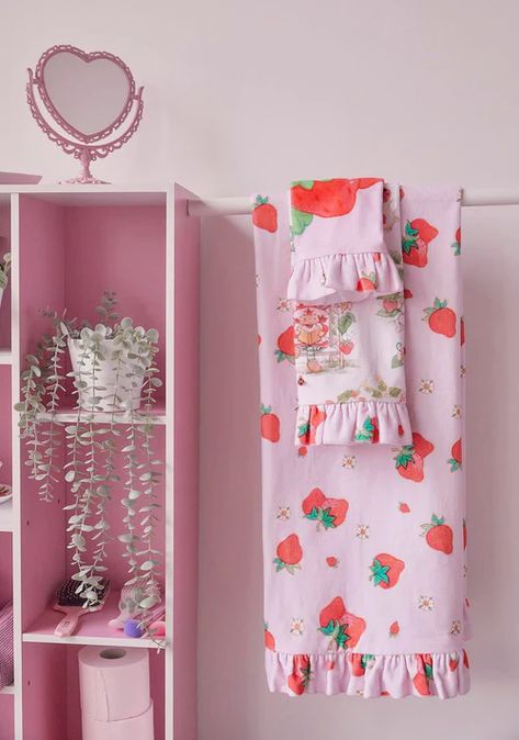 Strawberry Shortcake Bathroom, Strawberry Shortcake Nursery, Strawberry Aesthetics, Shortcake Aesthetic, Portland Apartment, Vintage Strawberry Shortcake Dolls, Coquette Clothes, Coquette Vibes, Strawberry Kitchen