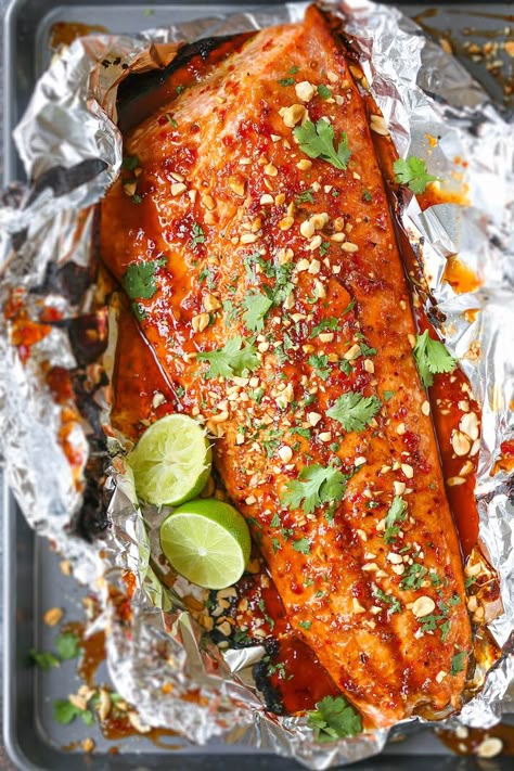 Thai Salmon in Foil - The flavors are sealed right into a foil packet with no clean up! The salmon comes out so tender/juicy. Sure to be a family favorite! Thai Salmon, Foil Packet Dinners, Salmon In Foil, Lazy Dinners, Foil Pack Meals, Grilled Salmon Recipes, Cooking Fish, Foil Packet Meals, Healthy Grilling