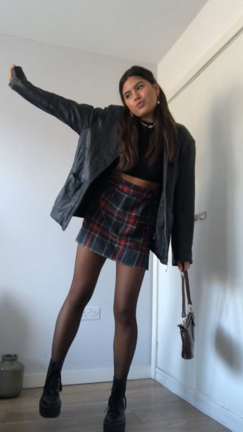 Dark Academia Grunge Outfit, Jazzy Aesthetic, Edgy Feminine Outfits, Feminine Outfits Casual, Grunge Formal, Dark Academia Grunge, Academia Grunge, Outfit Dark, Dark Academia Outfit