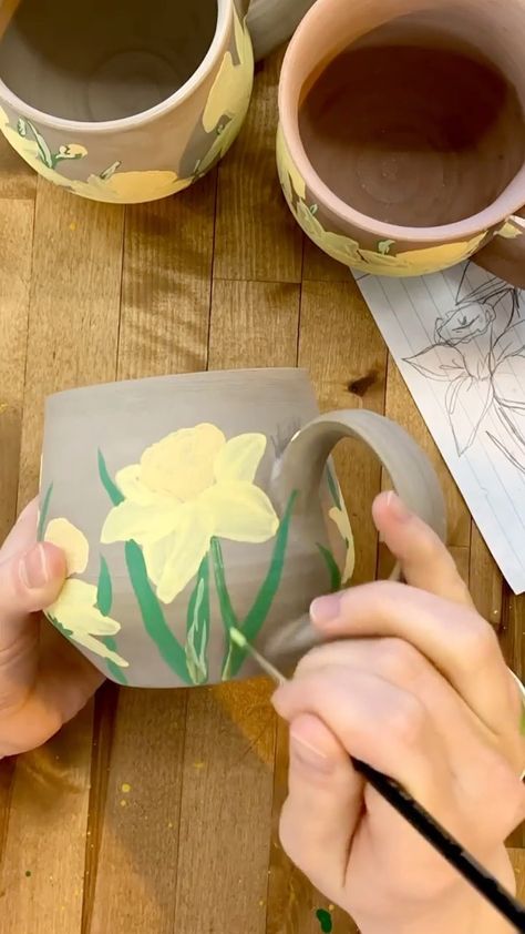 Pottery Daffodils, Pottery Painting Ideas Easy, Pottery Jug, Craft Shop, Pottery Painting, Clay Creations, How To Paint, Easy Paintings, Handmade Pottery