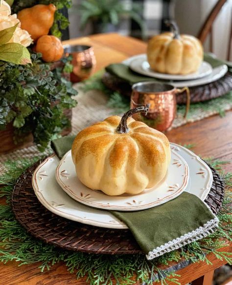 Create stunning fall dining table ideas with a vintage toolbox centerpiece, cozy neutrals, and natural elements. Easy tips for a beautiful & inviting fall tablescape. #tablesettingideas #tabledecorideas #falltabledecor #tabledecorideas #falltablescapeideas #tablescapeideas #farmhousetable #farmhousestyle #modernfarmhouse #diningroomtable #diningroomdecorideas Fall Dining Table Decor Ideas, Dining Table Place Settings, Dining Table Decor Ideas, Fall Dining Table Decor, Pumpkin Tablescape, Fall Dining Table, Hosting Thanksgiving Dinner, Hostess Gifts Thanksgiving, Thanksgiving Dinner Party