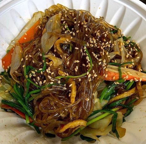 Japchae Aesthetic, Korean Japchae, Healthy Food Dishes, Food Babe, Healthy Food Motivation, Healthy Lifestyle Food, Food Obsession, Cafe Food, Interesting Food Recipes