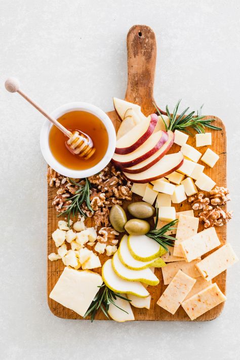 Simple Cheese And Fruit Board, White Wine Charcuterie Board, Aesthetic Fruit Board, Small Platter Ideas For Two, Cozy Charcuterie Board, Pear Charcuterie Board, Unique Cheese Board, Wine And Cheese Night Aesthetic, Cheese Board Ideas Simple Diy