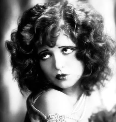 20s Aesthetic, 1920s Makeup, Eyebrow Trends, 1920s Women, Clara Bow, Vintage Versace, Silent Movie, Vintage Makeup, Roaring Twenties