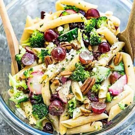 Broccoli Pasta Salad + Meal Prep + VIDEO Pasta Salad Broccoli, Broccoli Pasta Salad, No Heat Lunch, Healthy Potluck, Salad Broccoli, Broccoli Pasta Salads, Picnic Side Dishes, Lunch Chicken, Pasta Salad With Tortellini