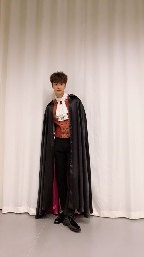 Mens Vampire Costume, Boys Outfits Aesthetic, Dracula Costume, Vampire Cape, Film Party, Vampire Fashion, Vampire Halloween Costume, Vampire Costumes, Vampire Clothes