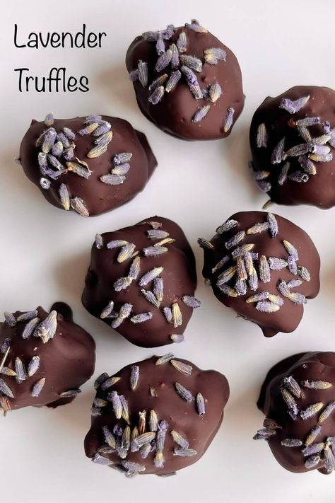 These lavender truffles are perfect for tea parties, bridal showers, baby showers, or any other occasion that calls for a pretty treat. They also make lovely homemade gifts or wedding favors. Lavender Truffles, Lavender Gin, Rose Truffles, Cake Dark Chocolate, Lavender Chocolate, Homemade Chocolate Truffles, Edible Flowers Recipes, Lavender Recipes, Truffles Recipe