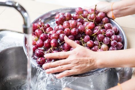 How to Wash Grapes the Right Way How To Wash Mushrooms, How To Wash Grapes, Wash Grapes, How To Store Grapes, Grape Juice Recipe, Fruit List, Vinegar Cleaning, Food Facts, Healthy Fruits